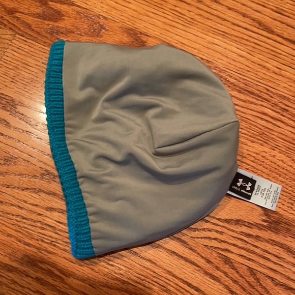 Under Armour toboggan, barely worn - Picture 3 of 4
